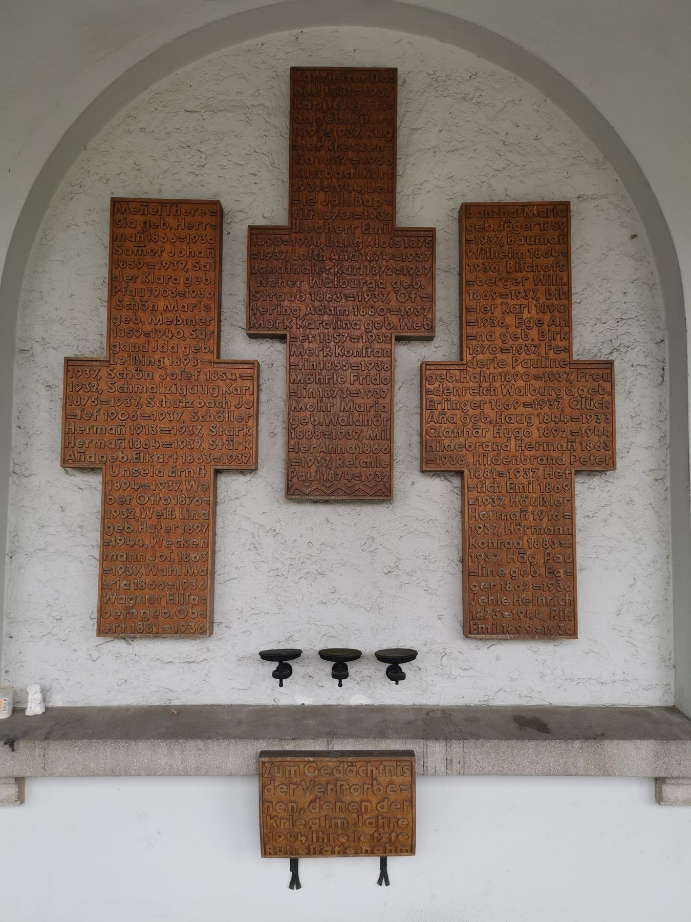 Denkmal für zerstörte Grabstätten auf Hauptfriedhof Friedrichshafen